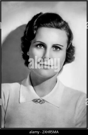 Leni Riefenstahl Porträt. Nazi-Propagandist. Adolf Hitlers Lieblingsfilmer. Filmregisseur und Schauspielerin, Fotografin, Nazi-Deutschland Porträt, trägt eine Brosche mit Olympischen Ringen Emblem - 1936 Stockfoto