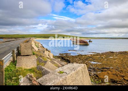 Boote in der Nähe von Churchill Barrier No. 3 im Weddell Sound, Orkney Islands, Nordschottland Stockfoto