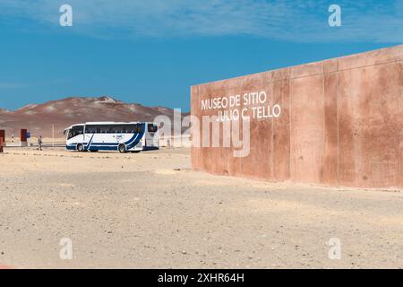 Paracas, Peru - 18. März 2019: Bus parkt am Eingang des Julio C. Tello Site Museums. Stockfoto