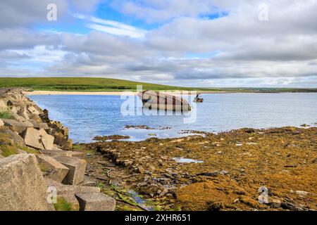 Boote in der Nähe von Churchill Barrier No. 3 im Weddell Sound, Orkney Islands, Nordschottland Stockfoto