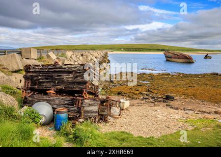 Boote in der Nähe von Churchill Barrier No. 3 im Weddell Sound, Orkney Islands, Nordschottland Stockfoto