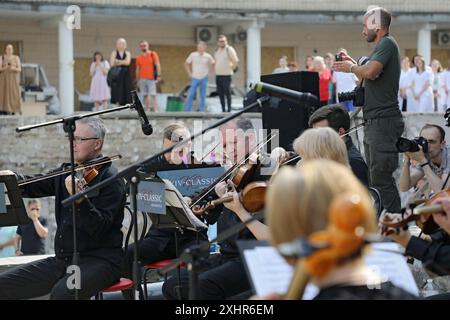 Nicht exklusiv: KIEW, UKRAINE - 12. JULI 2024 - Musiker des Kiewer Klassik-Orchesters treten während des Requiems für die Opfer der russischen Missis auf Stockfoto