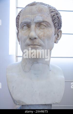 Weiße Marmorbüste von Gaius Julius Cäsar. Archäologisches Museum Neapel. Neapel, Kampanien, Italien. Stockfoto