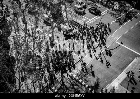 Überfüllte Kreuzung/Kreuzung voller Menschen/Touristen in Barcelona spanien. Massentourismus Stockfoto