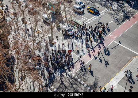 Überfüllte Kreuzung/Kreuzung voller Menschen/Touristen in Barcelona spanien. Massentourismus Stockfoto