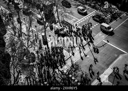 Überfüllte Kreuzung/Kreuzung voller Menschen/Touristen in Barcelona spanien. Massentourismus Stockfoto