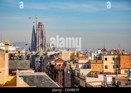 Blick auf die Dächer von Barcelona, spanien, mit Blick auf die Spitze der unvollendeten sagrada famiglia in der Ferne Stockfoto