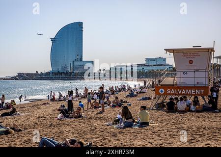 Menschenmassen füllten den Strand / saßen am Strand in Barcelona, Spanien, Massentourismus Stockfoto