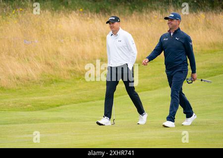 Troon, Schottland, Großbritannien. Juli 2024. Montag Übungstag auf dem Golfplatz Royal Troon vor der 152. Open Championship, die am Donnerstag vom 18. Bis 21. Juli beginnt. Bild: Jordan Spieth und Gary Woodland. Iain Masterton/Alamy Live News Stockfoto