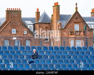 Troon, Schottland, Großbritannien. Juli 2024. Montag Übungstag auf dem Golfplatz Royal Troon vor der 152. Open Championship, die am Donnerstag vom 18. Bis 21. Juli beginnt. PIC; Zuschauer im 17. Grünen Stand. Iain Masterton/Alamy Live News Stockfoto