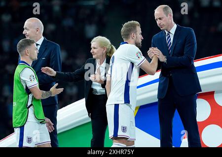 Berlin, Deutschland. Juli 2024. Berlin, 14. Juli 2024: Prinz William (Prinz von Wales) schüttelt Harry Kane (9 England) während der Trophäenzeremonie nach dem Fußball-Endspiel der UEFA EURO 2024 Deutschland zwischen Spanien und England im Olympiastadion in Berlin die Hand. (Daniela Porcelli/SPP) Credit: SPP Sport Press Photo. /Alamy Live News Stockfoto