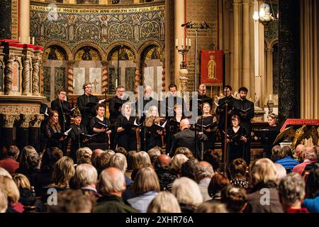 BBC Singers Chorgruppe singt in der Italianate Church in Wilton, Salisbury, Wiltshire, England, Großbritannien Stockfoto