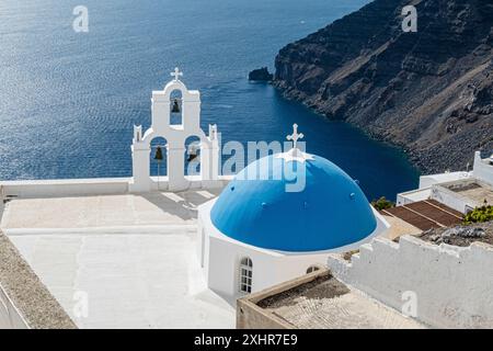 Drei Glocken der Fira Kirche, Santorini, ikonischer Blick auf Glocken und Blaue Kuppel von oben Stockfoto