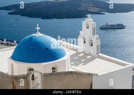 Drei Glocken der Fira Kirche, Santorini, ikonischer Blick auf Glocken und Blaue Kuppel von oben Stockfoto