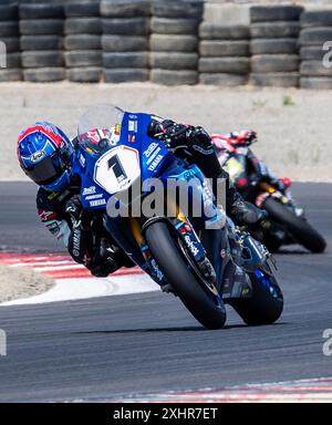 12. Juli 2024 Monterey, CA, U.S.A Rider Jake Gagne Attach PerformanceProgressive/Yamaha(1)kommt aus Kurve 4 während des Mission Foods MotoAmerica Superbike Practice 1 im WeatherTech Laguna Seca Monterey, CA Thurman James/CSM Stockfoto