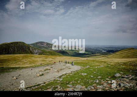 Mount Snowdon / Eyryi Landschaft zeigt Landschaft und Weite mit Wanderer in der Ferne Stockfoto