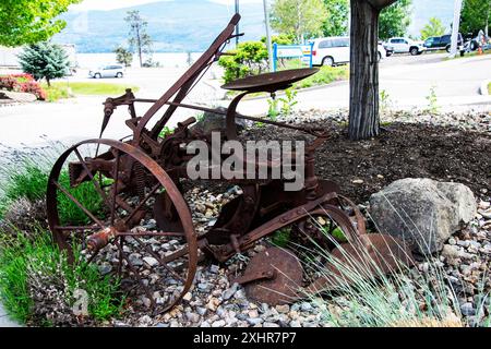 Alte landwirtschaftliche Ausrüstung im Touristeninformationszentrum in Kelowna, British Columbia, Kanada Stockfoto