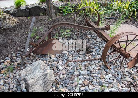 Alte landwirtschaftliche Ausrüstung im Touristeninformationszentrum in Kelowna, British Columbia, Kanada Stockfoto