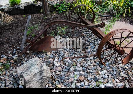 Alte landwirtschaftliche Ausrüstung im Touristeninformationszentrum in Kelowna, British Columbia, Kanada Stockfoto