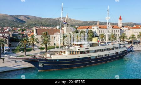 Trogir, Kroatien. 14. Juli 2024: Die elegante Yacht MY CASABLANCA liegt in der wunderschönen historischen Stadt Trogir (Split-Dalmatien). Dieses moderne Schiff (2016 von der kroatischen Werft gebaut) besticht durch seine schlanken Linien und das klassische Äußere, das vom goldenen Zeitalter der privaten Yachten inspiriert ist. Es wird von einem kroatischen Paar geführt, das die lokale Kreuzfahrtlinie Barbara Cruising leitet. Das luxuriöse Schiff, das maßgeschneiderte Erlebnisse bietet und für Charter geöffnet ist, wird regelmäßig vom französischen Kreuzfahrtbetreiber Rivages du Monde für Kreuzfahrten entlang der Adriaküste gechartert. Quelle: Kevin Izorce/Alamy Live News Stockfoto