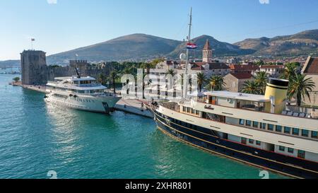 Trogir, Kroatien. 14. Juli 2024: Die elegante Yacht MY CASABLANCA liegt in der wunderschönen historischen Stadt Trogir (Split-Dalmatien). Dieses moderne Schiff (2016 von der kroatischen Werft gebaut) besticht durch seine schlanken Linien und das klassische Äußere, das vom goldenen Zeitalter der privaten Yachten inspiriert ist. Es wird von einem kroatischen Paar geführt, das die lokale Kreuzfahrtlinie Barbara Cruising leitet. Das luxuriöse Schiff, das maßgeschneiderte Erlebnisse bietet und für Charter geöffnet ist, wird regelmäßig vom französischen Kreuzfahrtbetreiber Rivages du Monde für Kreuzfahrten entlang der Adriaküste gechartert. Quelle: Kevin Izorce/Alamy Live News Stockfoto