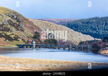 Craig Goch Damm im Elan Valley, Wales, walisisches Wasser, Blick vom Kopf des Sees über dem Damm. Stockfoto