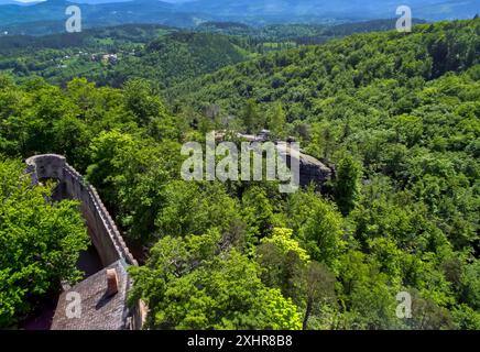 Berglandschaft vom Chojnik-Hügel (627 m) aus gesehen, wo sich das Schloss Chojnik befindet. Schloss Chojnik ist eine Burg oberhalb der Stadt Sobieszów, Stockfoto