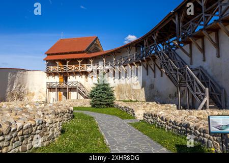 Die Burg Marienburg befindet sich auf einem Hügel oberhalb des Dorfes Feldioara. Es überblickt ein wunderschönes fruchtbares Tal mit sanften Hügeln am Foo Stockfoto