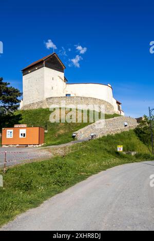 Die Burg Marienburg befindet sich auf einem Hügel oberhalb des Dorfes Feldioara. Es überblickt ein wunderschönes fruchtbares Tal mit sanften Hügeln am Foo Stockfoto