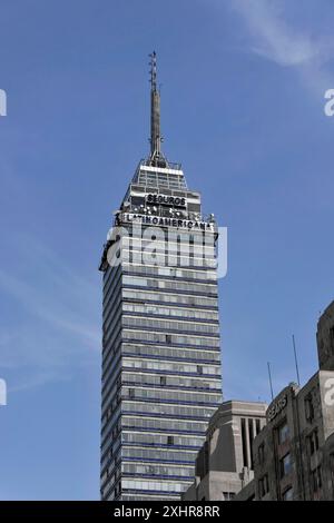 Latin American Tower, Torre Latinamericano, Mexico City, Mexiko, erbaut 1956, Zentralamerika, Wolkenkratzer mit Latam-Logo oben, modernes Design, Blau Stockfoto