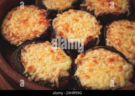 Portabello-Pilze gefüllt mit Suluguni-Käse in einer Tonpfanne, Ketsi, georgianische Küche, warme Vorspeise Stockfoto