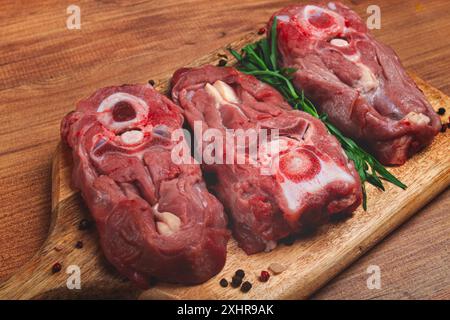 Rohes Steak, Kalbhals auf den Knochen, frisches Fleisch, auf dem Schneidebrett, Blick von oben, keine Leute Stockfoto