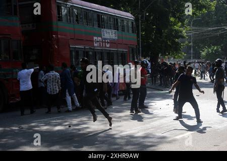 Dhaka, Wari, Bangladesch. Juli 2024. Anti-Quoten-Demonstranten und Studenten unterstützen den regierenden Kampf der Awami League Party auf dem Dhaka University Campus in Dhaka, Bangladesch, am 15. Juli 2024. Am Montag trafen sich rivalisierende Studenten in Bangladesch zusammen, wobei mindestens 100 Menschen verletzt wurden, während Demonstranten, die sich gegen Quoten für begehrte Regierungsjobs aussprachen, gegen die der Regierungspartei treuen Gegenprotestierenden kämpften, sagte die Polizei. (Kreditbild: © Habibur Rahman/ZUMA Press Wire) NUR REDAKTIONELLE VERWENDUNG! Nicht für kommerzielle ZWECKE! Stockfoto