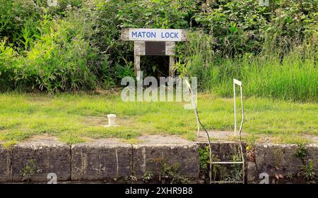 Schild für Maton Lock am Kennett & Avon Canal bei Devizes. Vom Juli 2024. Sommer. Stockfoto