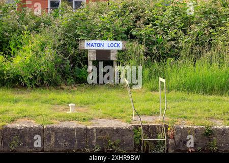 Schild für Maton Lock am Kennett & Avon Canal bei Devizes. Vom Juli 2024. Sommer. Stockfoto