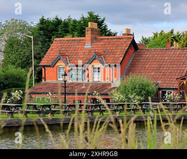 Landschaft mit dem Black Horse Pub am Ufer des Kennett & Avon Canal in Devizes. Vom Juli 2024. Sommer. Stockfoto