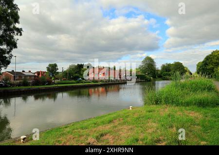 Landschaft mit dem Black Horse Pub am Ufer des Kennett & Avon Canal in Devizes. Vom Juli 2024. Sommer. Stockfoto