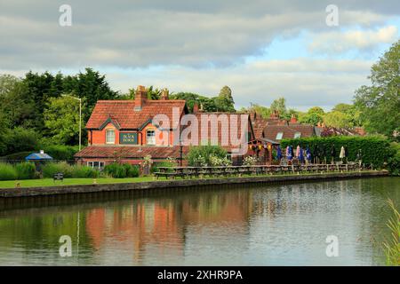 Landschaft mit dem Black Horse Pub am Ufer des Kennett & Avon Canal in Devizes. Vom Juli 2024. Sommer. Stockfoto