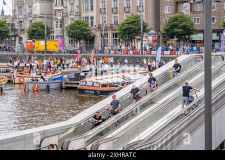 Neues Fahrradparkhaus am Amsterdamer Hauptbahnhof, Stationsplein, Platz für rund 7000 Fahrräder, größtes in Amsterdam, digital überwacht, und Stockfoto