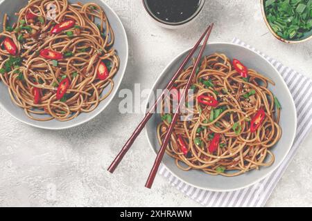 Udon-Nudeln, mit Shimeji-Pilzen, Gemüse, in Sauce, mit Sesamsamen, grüne Zwiebeln, asiatisches vegetarisches Essen, horizontal, ohne Menschen Stockfoto