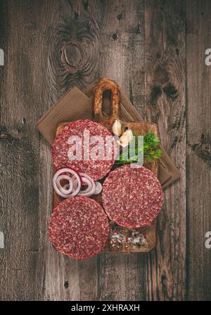Rohe Koteletts, für Burger, Hackfleisch, handgemacht, hausgemacht, mit Gewürzen, Blick von oben, keine Leute Stockfoto