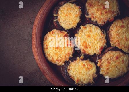 Portabello-Pilze gefüllt mit Suluguni-Käse in einer Tonpfanne, Ketsi, georgianische Küche, warme Vorspeise Stockfoto