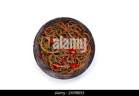 Udon-Nudeln, mit Shimeji-Pilzen, Gemüse, in Sauce, mit Sesamsamen, grüne Zwiebeln, asiatisches vegetarisches Essen, horizontal, ohne Menschen Stockfoto