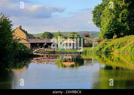 Attraktive Lage, Hotel und Haus am Ufer des Kennett & Avon Canal in Devizes. Vom Juli 2024. Sommer. Stockfoto