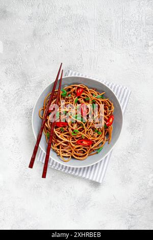 Udon-Nudeln, mit Shimeji-Pilzen, Gemüse, in Sauce, mit Sesamsamen, grüne Zwiebeln, asiatisches vegetarisches Essen, horizontal, ohne Menschen Stockfoto