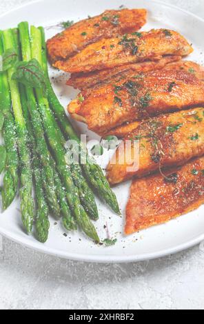 Frittiertes Fischfilet, Tilapia mit Spargel, hausgemacht, keine Leute Stockfoto