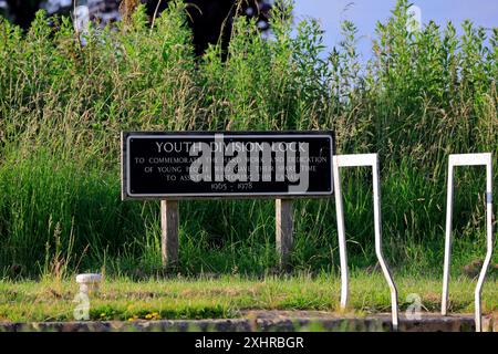 Schild für Youth Division Lock am Kennett & Avon Canal bei Devizes. Vom Juli 2024. Sommer. Stockfoto