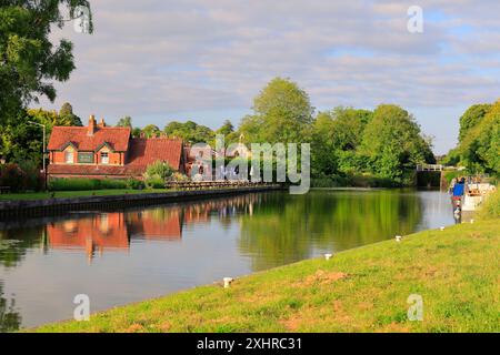 Landschaft mit dem Black Horse Pub am Ufer des Kennett & Avon Canal in Devizes. Vom Juli 2024. Sommer. Stockfoto