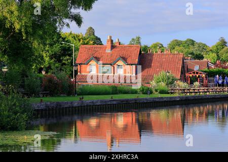 Landschaft mit dem Black Horse Pub am Ufer des Kennett & Avon Canal in Devizes. Vom Juli 2024. Sommer. Stockfoto