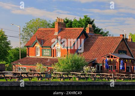 Landschaft mit dem Black Horse Pub am Ufer des Kennett & Avon Canal in Devizes. Vom Juli 2024. Sommer. Stockfoto